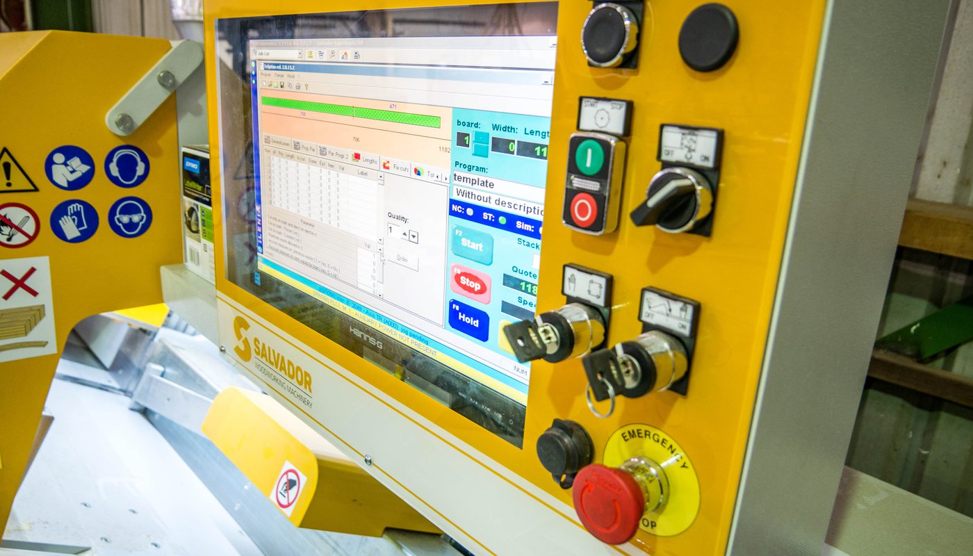 Salvador automatic cross-cutter for processing timber and minimising defects.