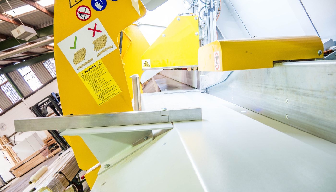 Salvador automatic cross-cutter for processing timber and minimising defects.