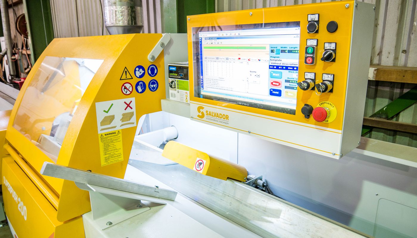 Salvador automatic cross-cutter for processing timber and minimising defects.